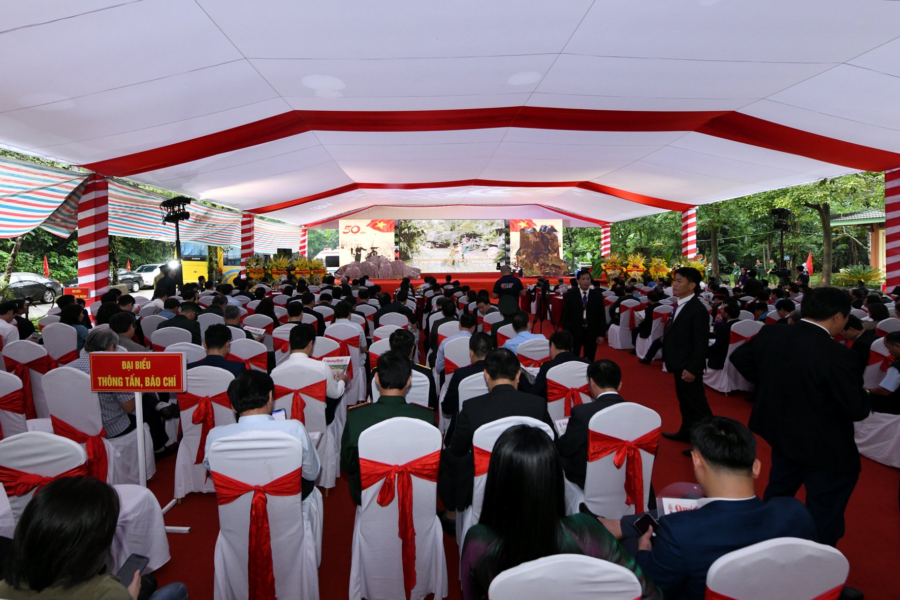 Tưởng niệm 50 năm ng&agrave;y hy sinh của c&aacute;c Anh h&ugrave;ng liệt sĩ tại hang T&aacute;m C&ocirc; - Ảnh 5.