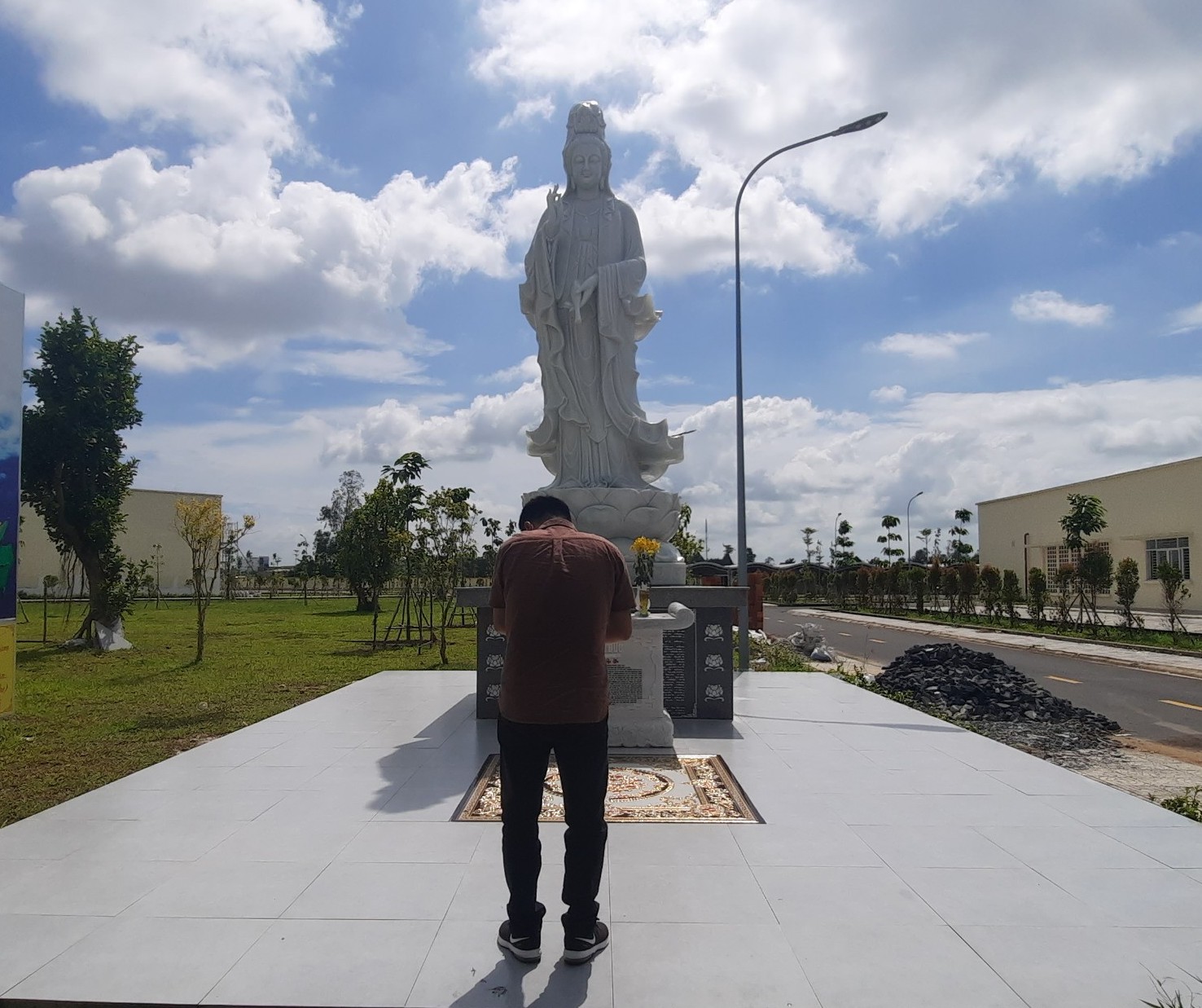 Y&ecirc;u cầu di dời tượng Phật trong khu&ocirc;n vi&ecirc;n bệnh viện ng&agrave;n tỉ - Ảnh 1.