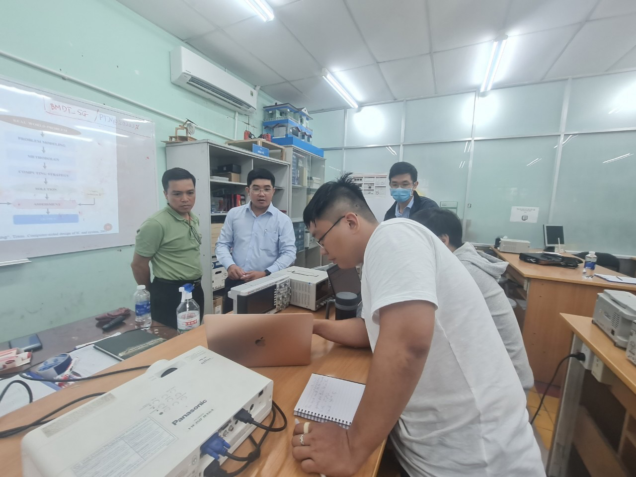 Ngoại ngữ k&eacute;o l&ugrave;i chỉ ti&ecirc;u tuyển sinh cao học - Ảnh 1.