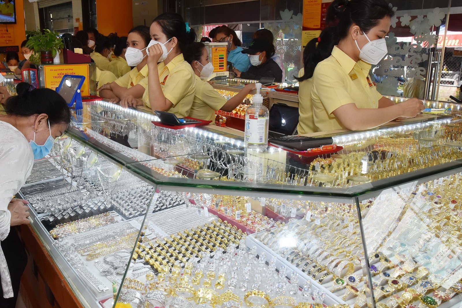 Gi&aacute; v&agrave;ng h&ocirc;m nay 15-11: V&agrave;ng nhẫn v&agrave; SJC đều tăng vọt  - Ảnh 1.
