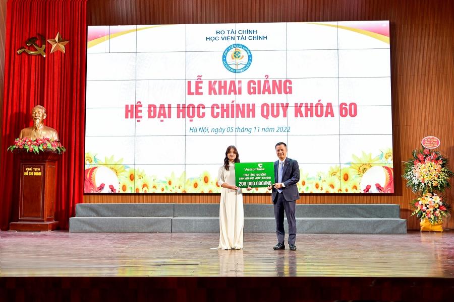 Vietcombank trao tặng học bổng trị giá 200 triệu đồng cho sinh viên Học viện Tài chính