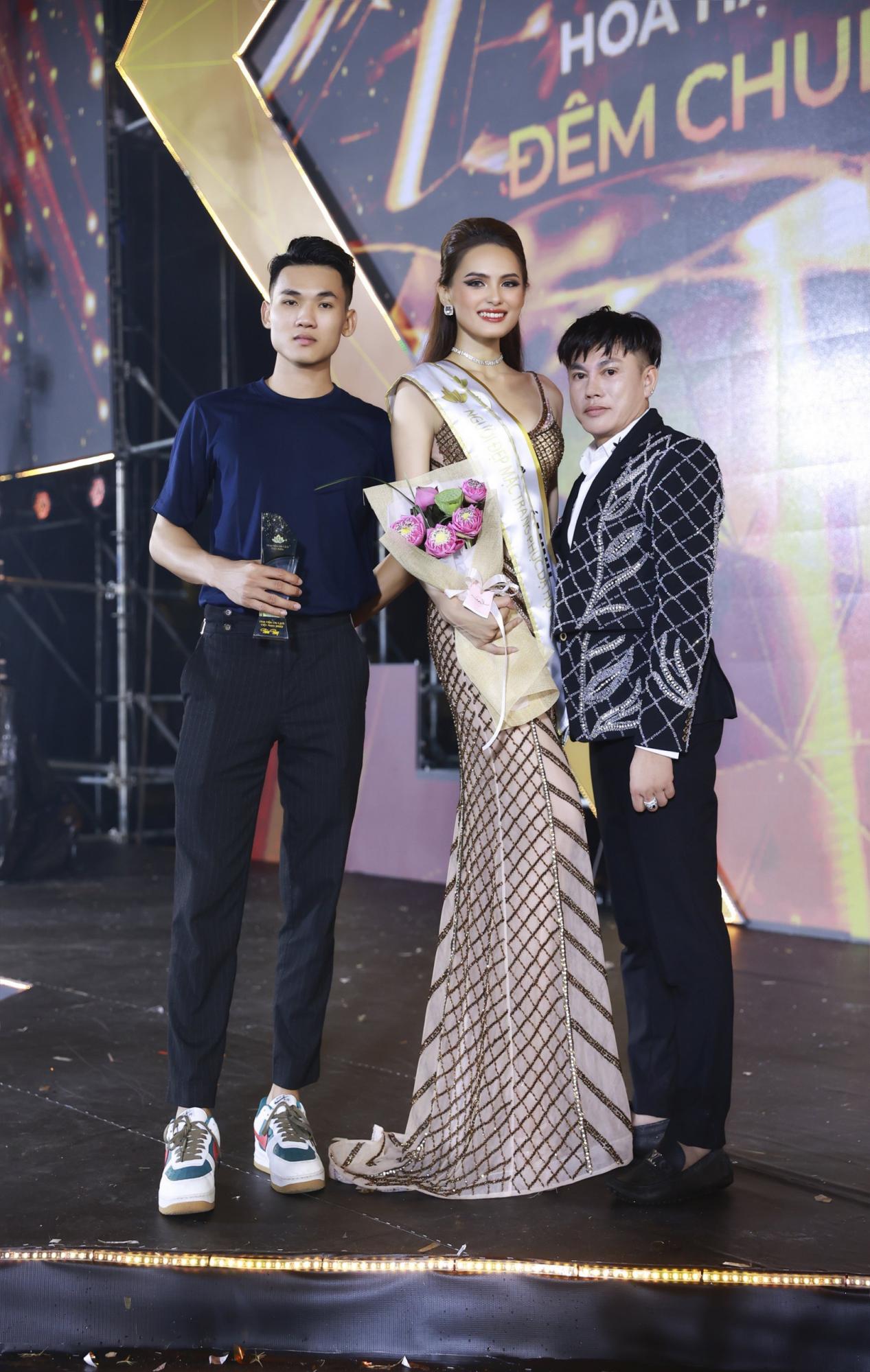 NTK Tommy Nguyễn, người có duyên trong việc trao danh hiệu Người đẹp dạ hội. - Ảnh 2.
