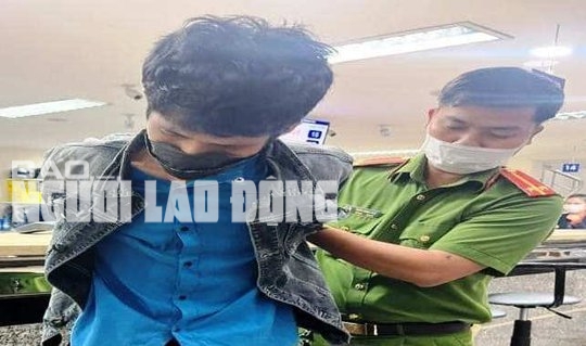 Nam thanh niên mang súng và bom giả xông vào cướp ở phòng giao dịch ngân hàng