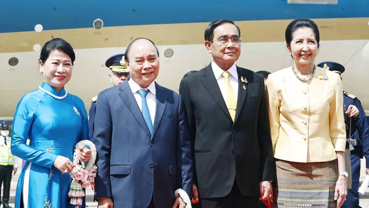 Loạt đại bác chào mừng Chủ tịch nước Nguyễn Xuân Phúc thăm chính thức Thái Lan