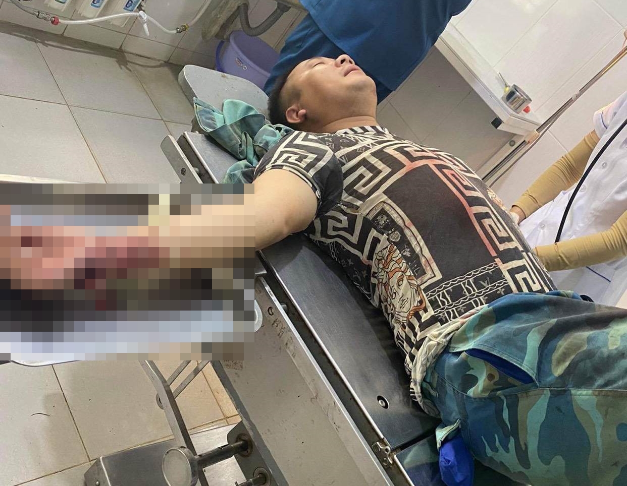 Gã đàn ông "bắt sâu" trên ngực vợ hàng xóm, chém chồng trọng thương