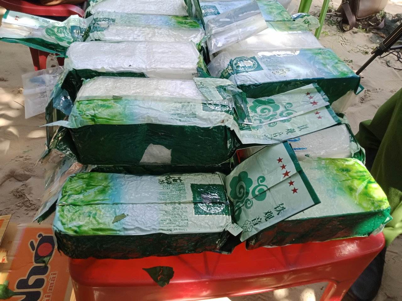 Bao tải tr&ocirc;i dạt v&agrave;o biển Quảng Nam chứa 21 kg ma t&uacute;y - Ảnh 1.