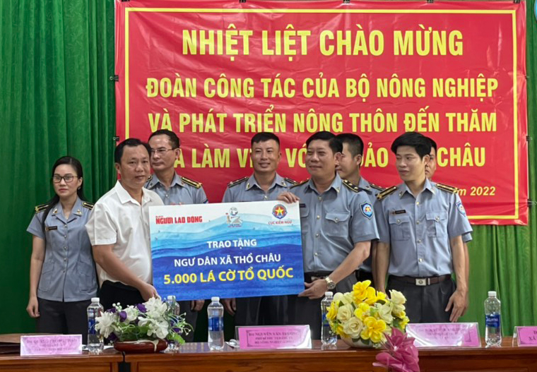 Trao tặng ngư dân Thổ Châu 5.000 lá cờ Tổ quốc
