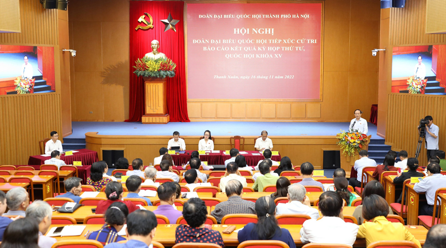 Cử tri H&agrave; Nội: Lời hứa của Bộ trưởng C&ocirc;ng Thương về xăng dầu chưa tr&ograve;n - Ảnh 1.