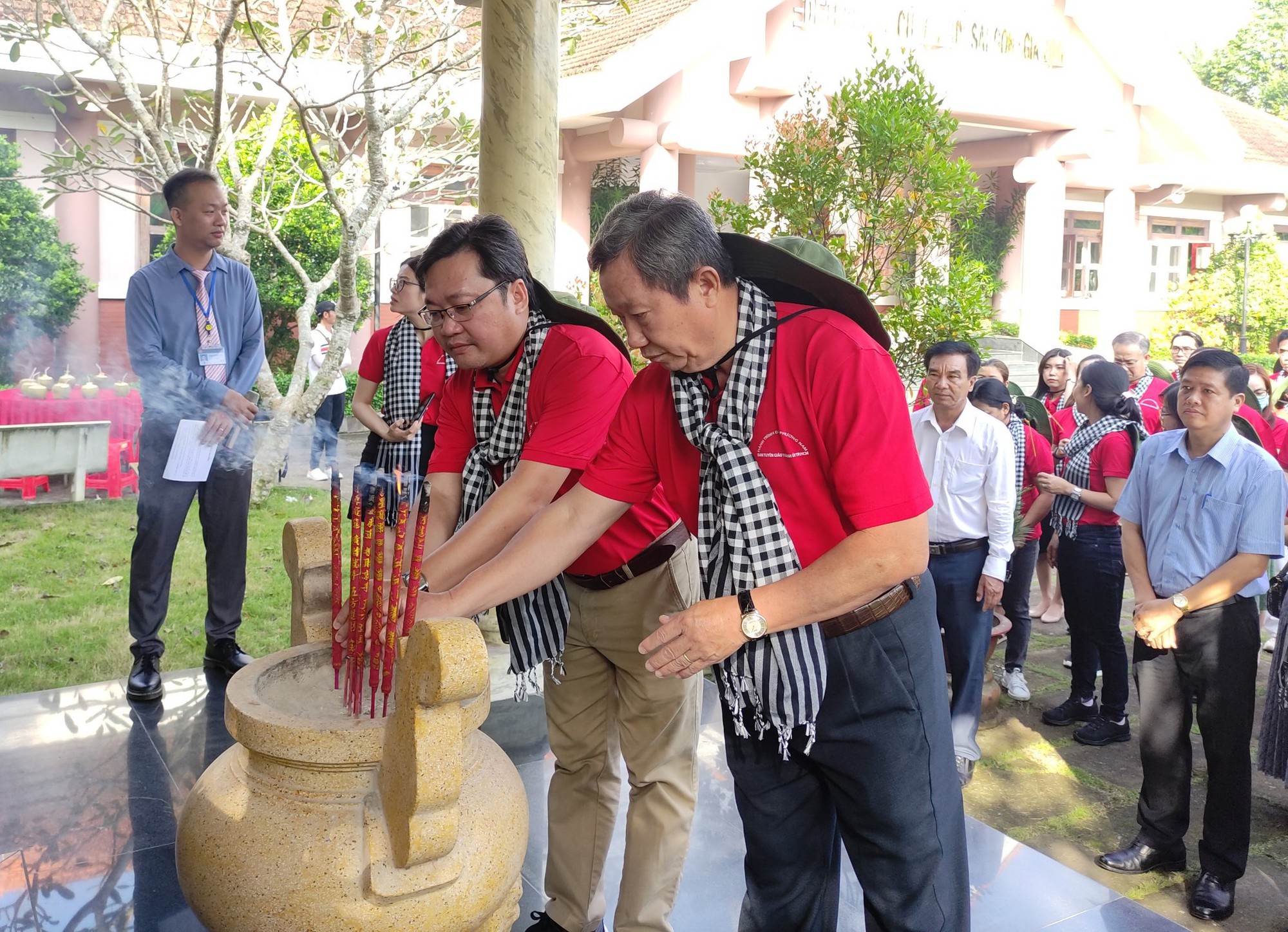 Đoàn cán bộ tuyên giáo, báo chí TP HCM dâng hương tại Di tích căn cứ Khu ủy Sài Gòn - Gia Định