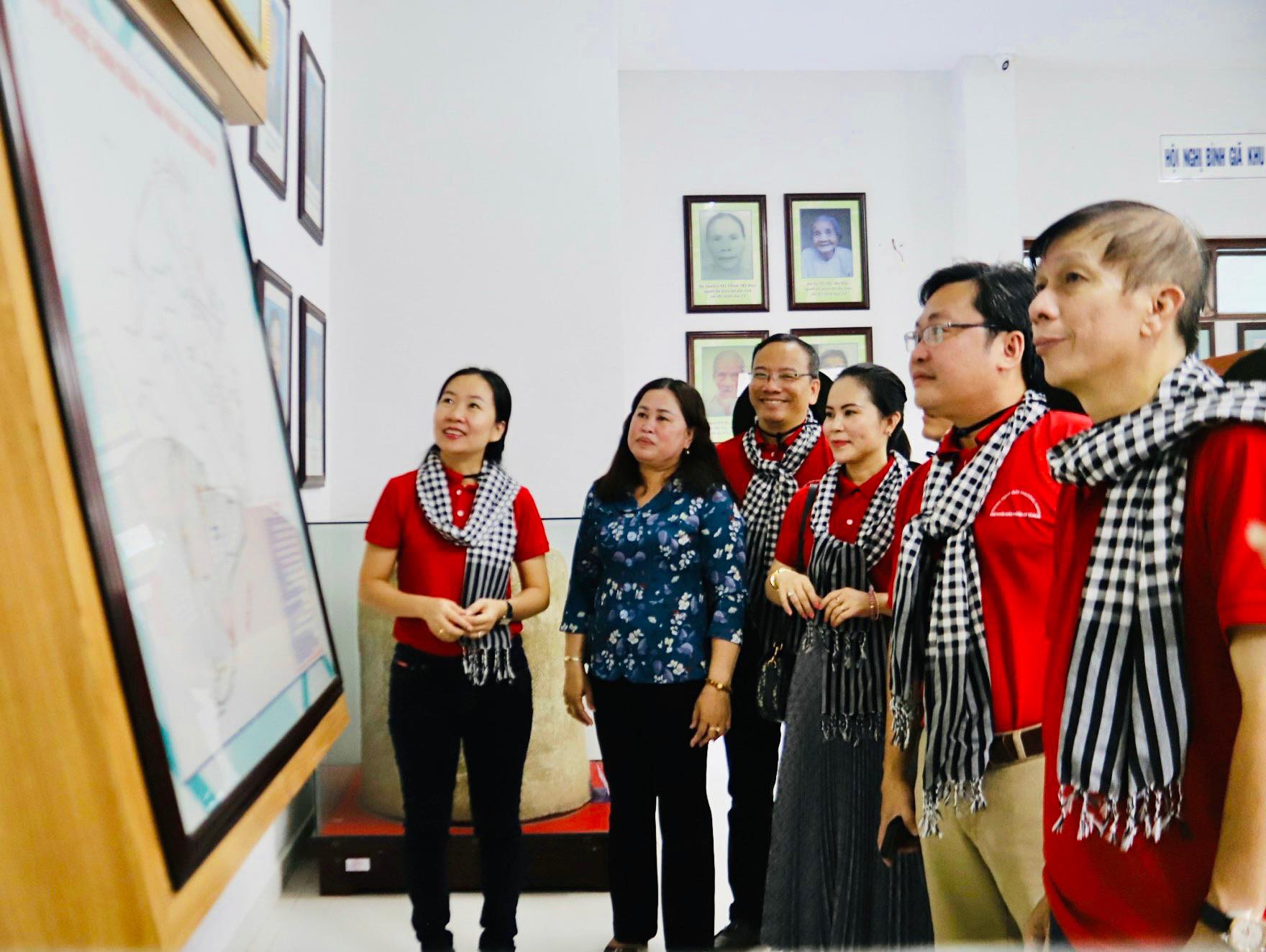 Đoàn cán bộ tuyên giáo, báo chí TP HCM dâng hương tại Di tích căn cứ Khu ủy Sài Gòn - Gia Định - Ảnh 3.