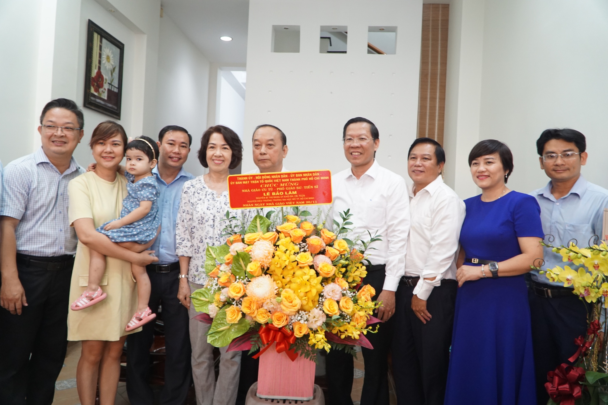 Chủ tịch UBND TP HCM Phan Văn Mãi thăm nhà giáo lão thành