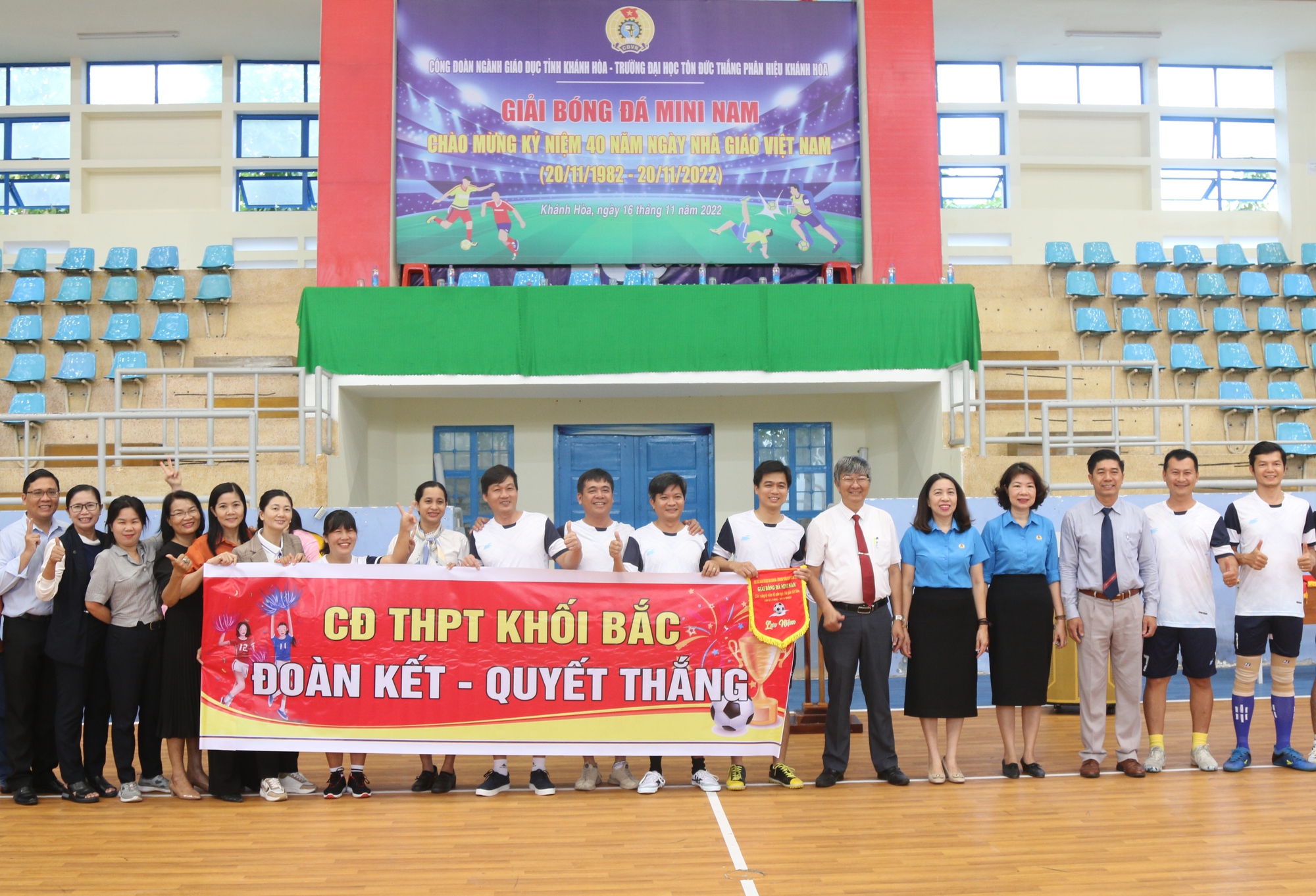 Khánh Hòa: Tổ chức giải bóng đá mini chào mừng ngày nhà giáo Việt Nam