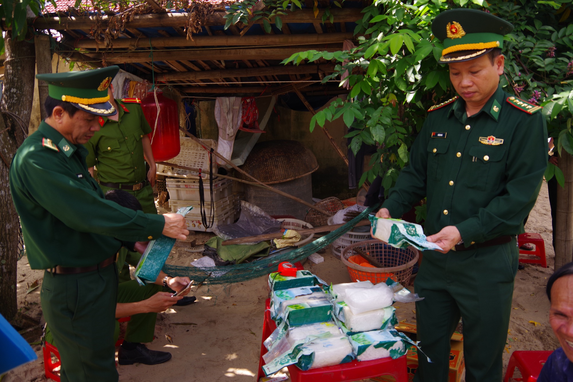 Bao tải tr&ocirc;i dạt v&agrave;o biển Quảng Nam chứa 21 kg ma t&uacute;y - Ảnh 2.