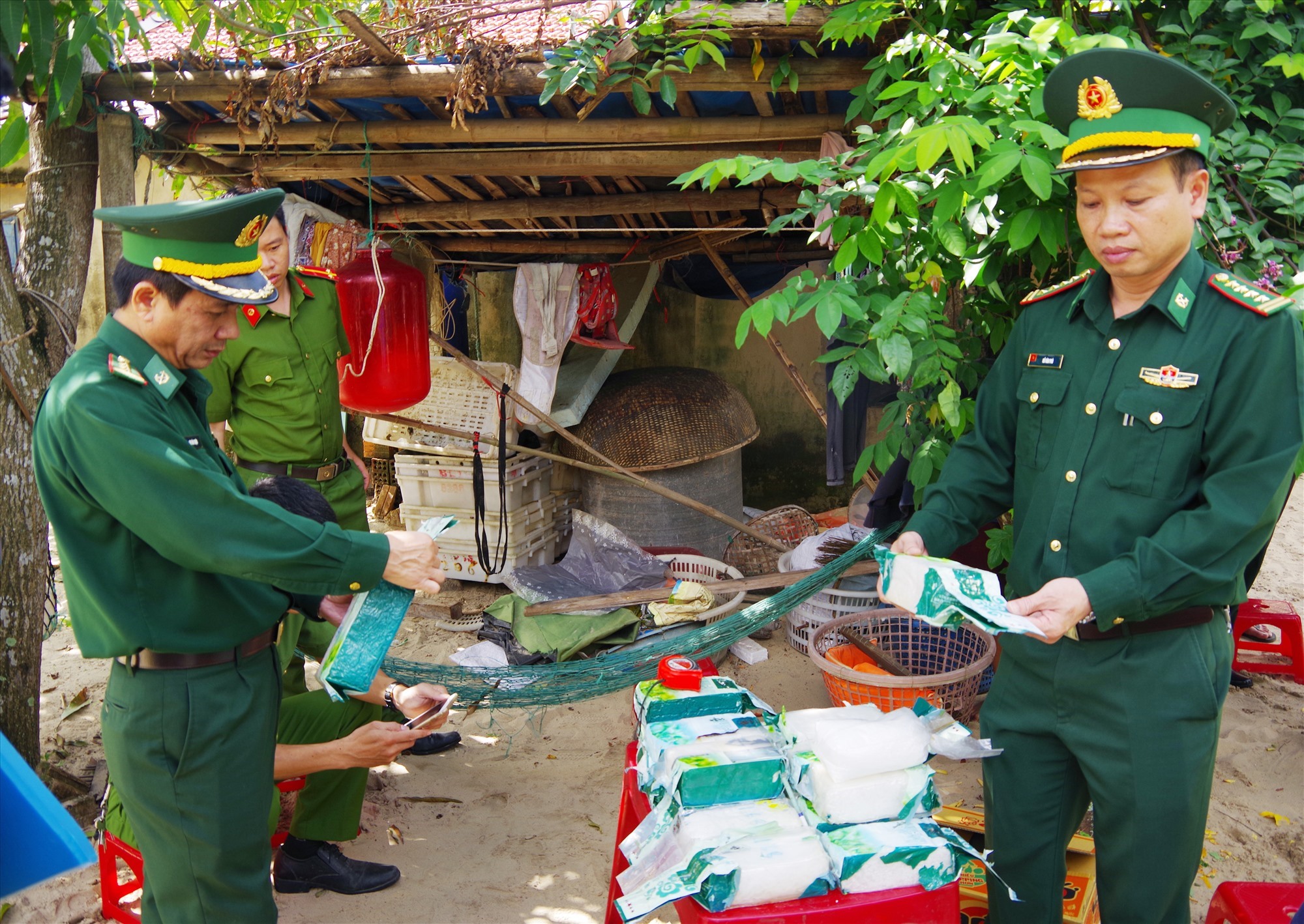 Bao tải trôi dạt vào biển Quảng Nam chứa 21 kg ma túy