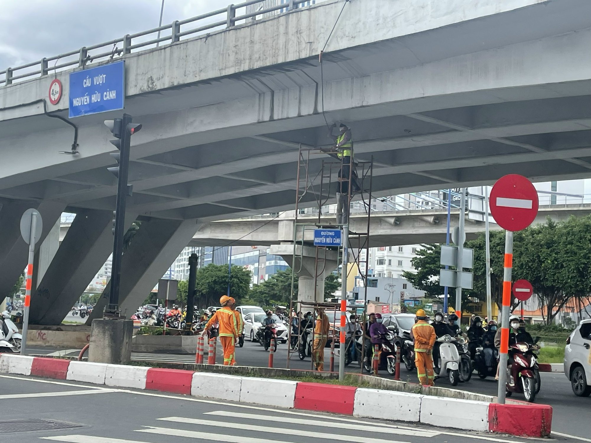 NÓNG: Cấm tất cả phương tiện lưu thông dưới dạ cầu vượt Nguyễn Hữu Cảnh