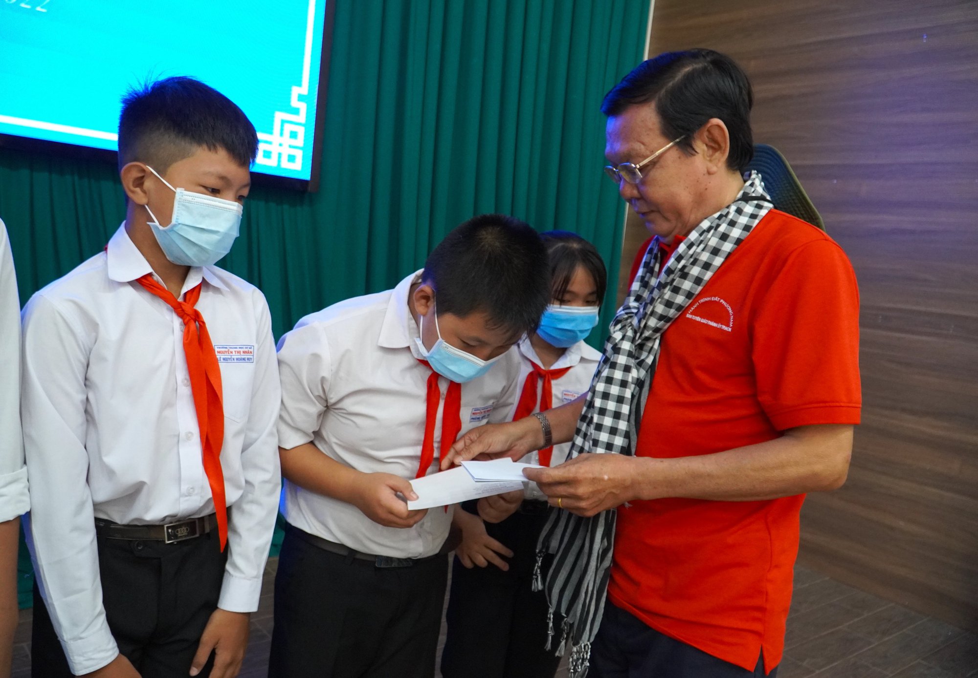 Đoàn cán bộ tuyên giáo, báo chí TP HCM dâng hương tại Di tích căn cứ Khu ủy Sài Gòn - Gia Định - Ảnh 4.