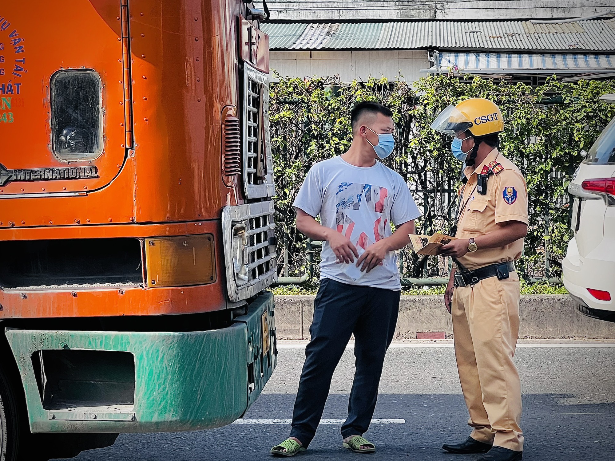 Theo ch&acirc;n tổ tuần tra đặc biệt của CSGT tr&ecirc;n quốc lộ 22 - Ảnh 1.