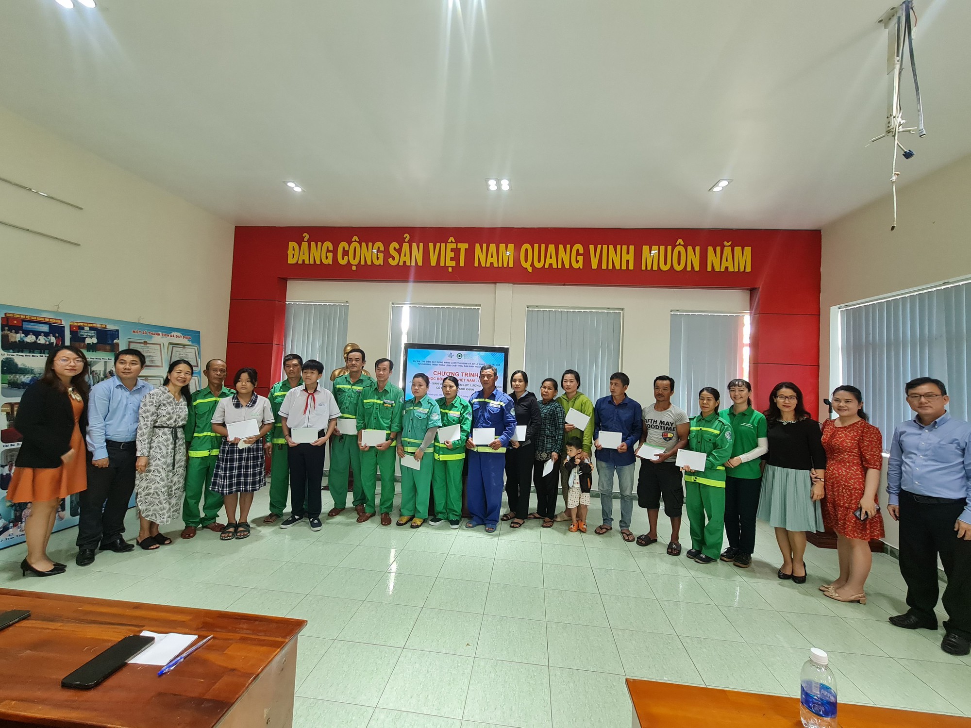 Niềm vui đến với 120 gia đ&igrave;nh thu gom r&aacute;c ở TP HCM - Ảnh 2.