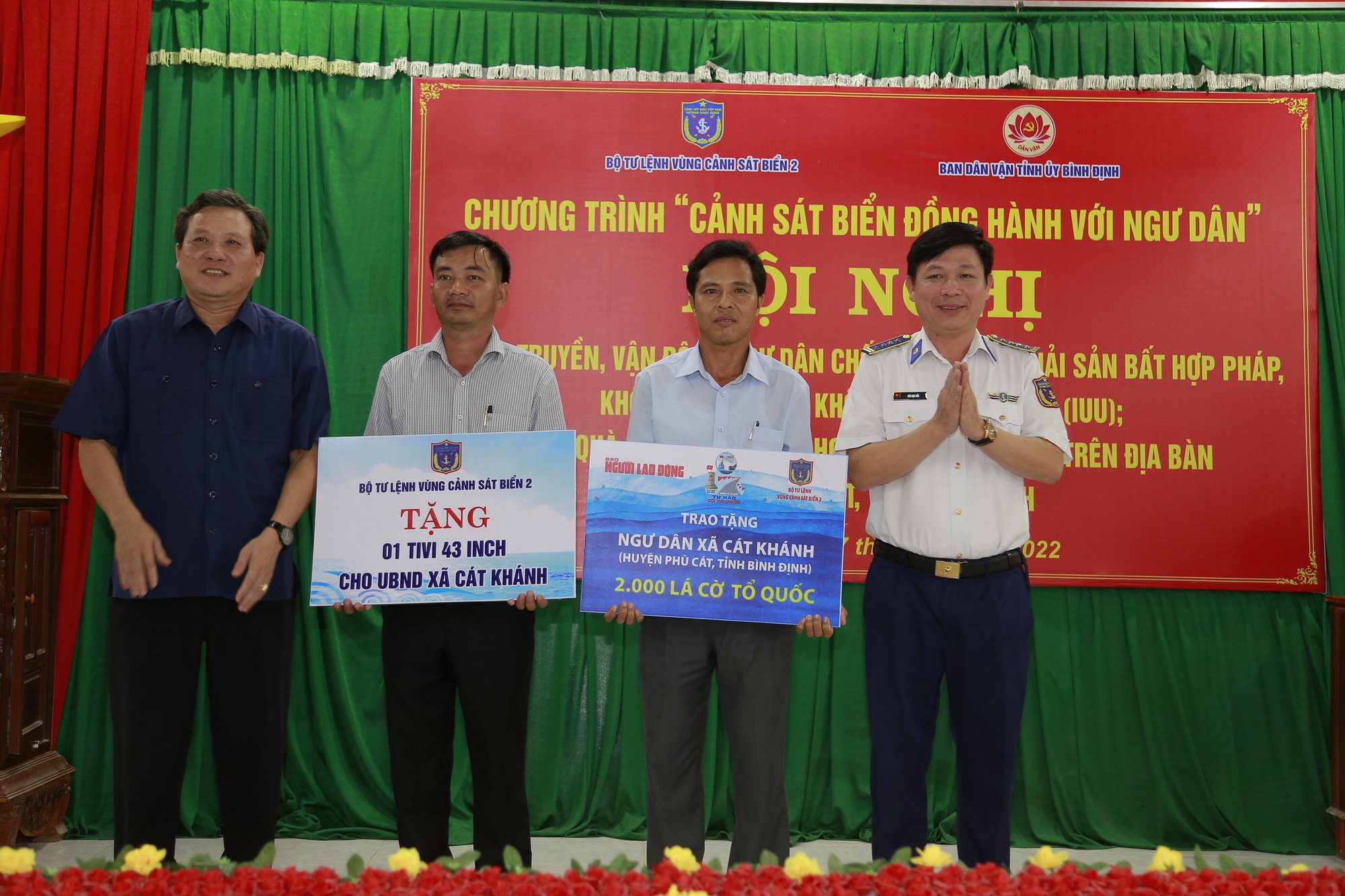 Thêm 2.000 lá cờ Tổ quốc đến với ngư dân Bình Định