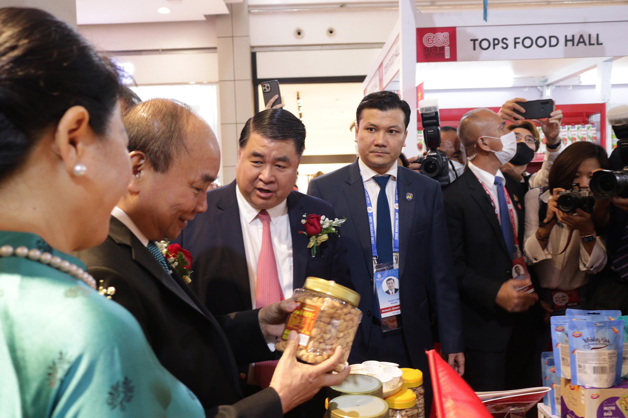3 Chu tich nuoc  Nguyen Xuan Phuc  tham quan gian hang cua doanh ng hiep Viet Nam ta i sự kiện Tuần h&agrave;ng Việt Nam tại Th&aacute;i Lan 2022