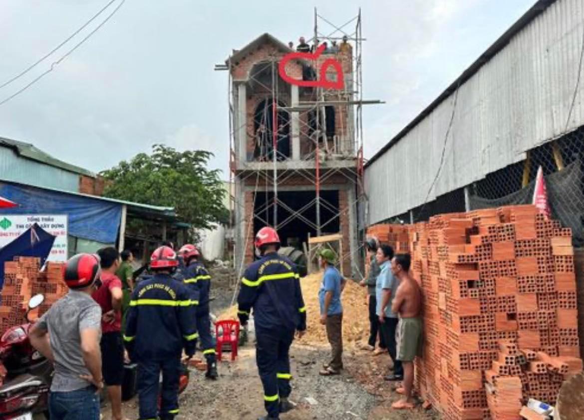 Cắt bê tông, giải cứu công nhân bị treo lơ lửng vì sập giàn giáo