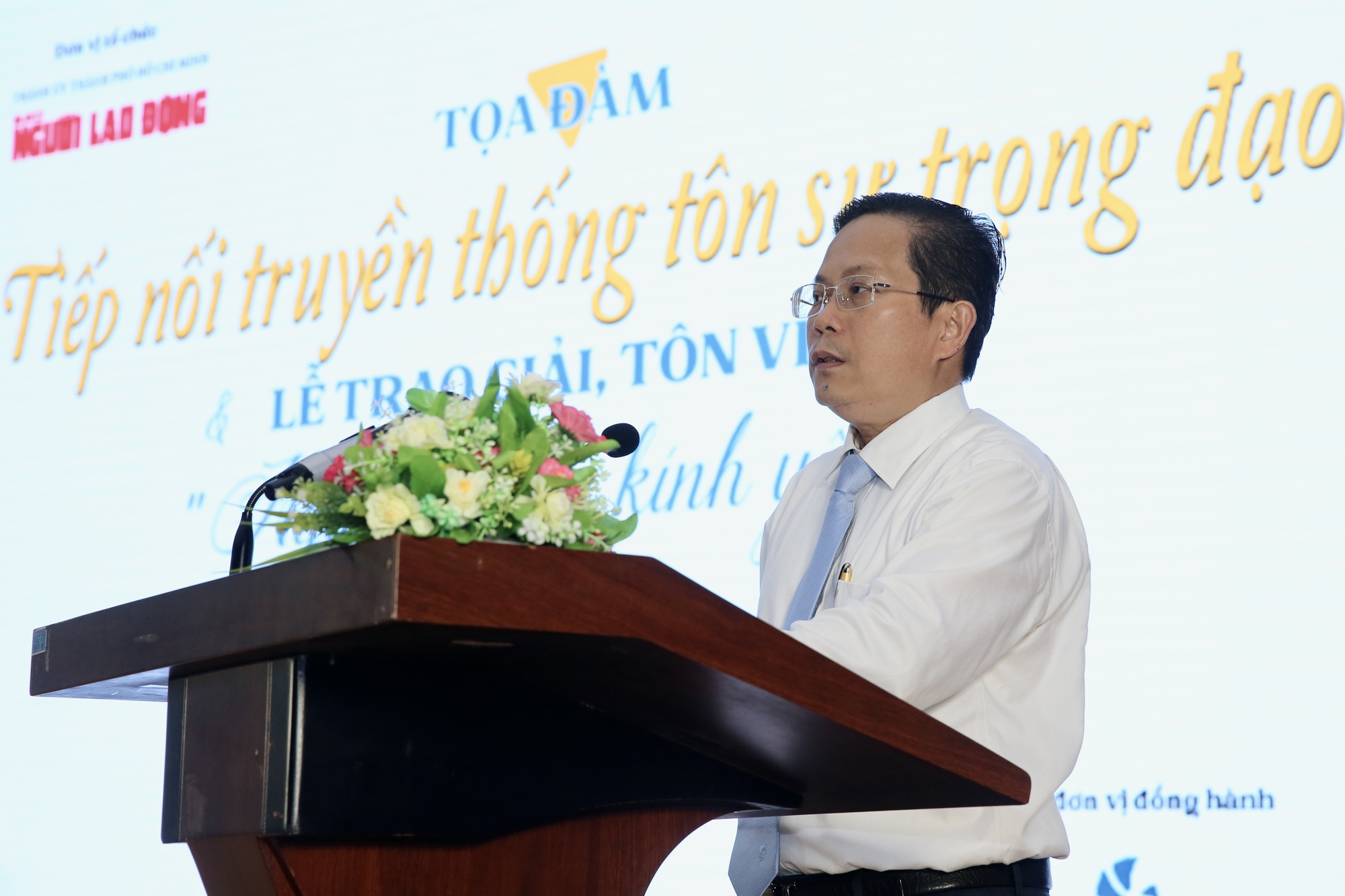 8-thay Tổng Bi&ecirc;n tập T&ocirc; Đ&igrave;nh Tu&acirc;n ph&aacute;t biểu tại tọa đ&agrave;m- ảnh Ho&agrave;ng Triều