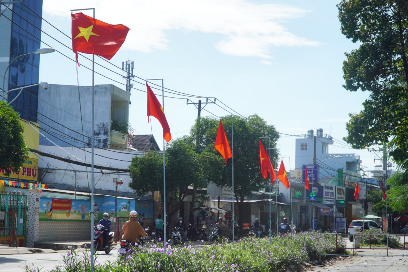 Kh&aacute;nh th&agrave;nh Đường cờ Tổ quốc đi qua Di t&iacute;ch lịch sử cấp Quốc gia Đ&igrave;nh Phong Ph&uacute; - Ảnh 3.