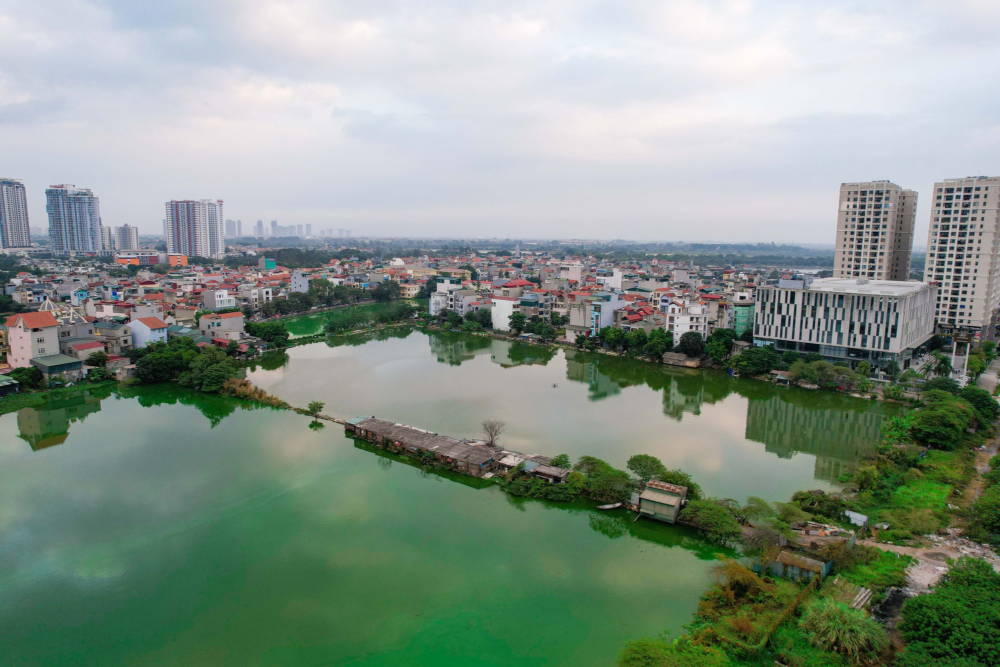 Cận cảnh những hồ nước ở Hà Nội nguy cơ bị “khai tử” để làm nhà, làm đường - Ảnh 10.