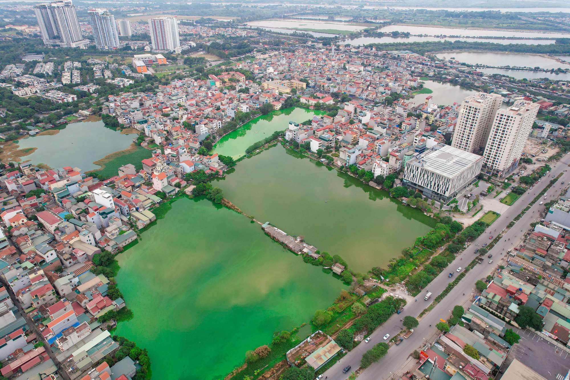 Cận cảnh những hồ nước ở Hà Nội nguy cơ bị “khai tử” để làm nhà, làm đường