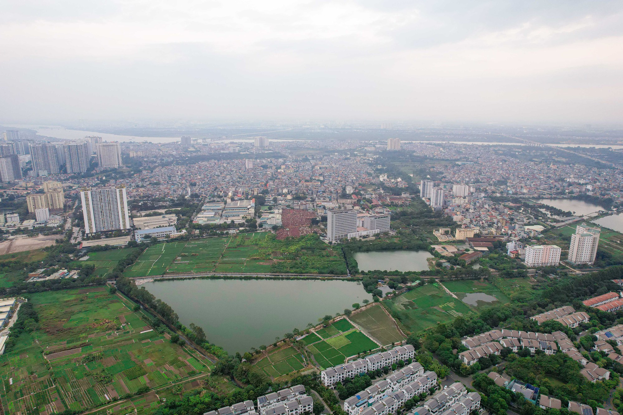 Cận cảnh những hồ nước ở Hà Nội nguy cơ bị “khai tử” để làm nhà, làm đường - Ảnh 4.