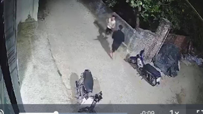 Bị nhắc nhở vì tiểu bậy trước cửa, nam thanh niên rút dao đâm liên tiếp chủ nhà