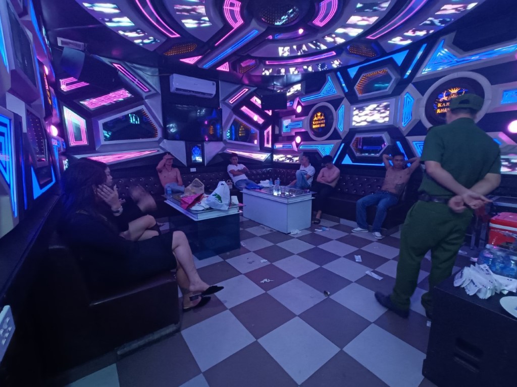 6 cô gái trẻ và nhiều thanh niên mở "tiệc" ma túy trong quán karaoke