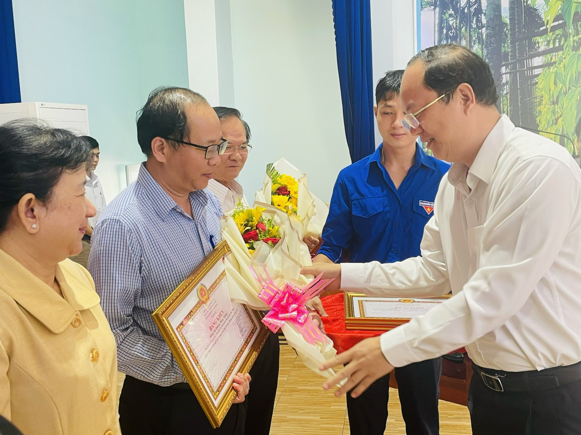 Tuyên dương 73 bí thư chi bộ, đảng viên tiêu biểu trong phòng chống COVID-19