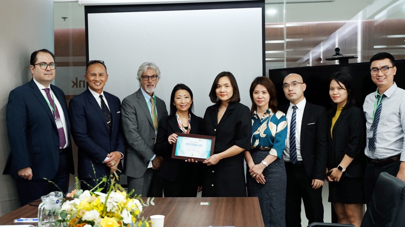 VPBank được vinh danh &ldquo;Ng&acirc;n h&agrave;ng dẫn đầu về T&agrave;i ch&iacute;nh Kh&iacute; hậu khu vực Đ&ocirc;ng &Aacute; &ndash; Th&aacute;i B&igrave;nh Dương 2022&rdquo; - Ảnh 1.