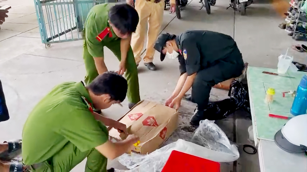 T&agrave;i xế qu&ecirc; Quảng B&igrave;nh bị bắt quả tang chở h&agrave;ng lậu ở An Giang - Ảnh 2.