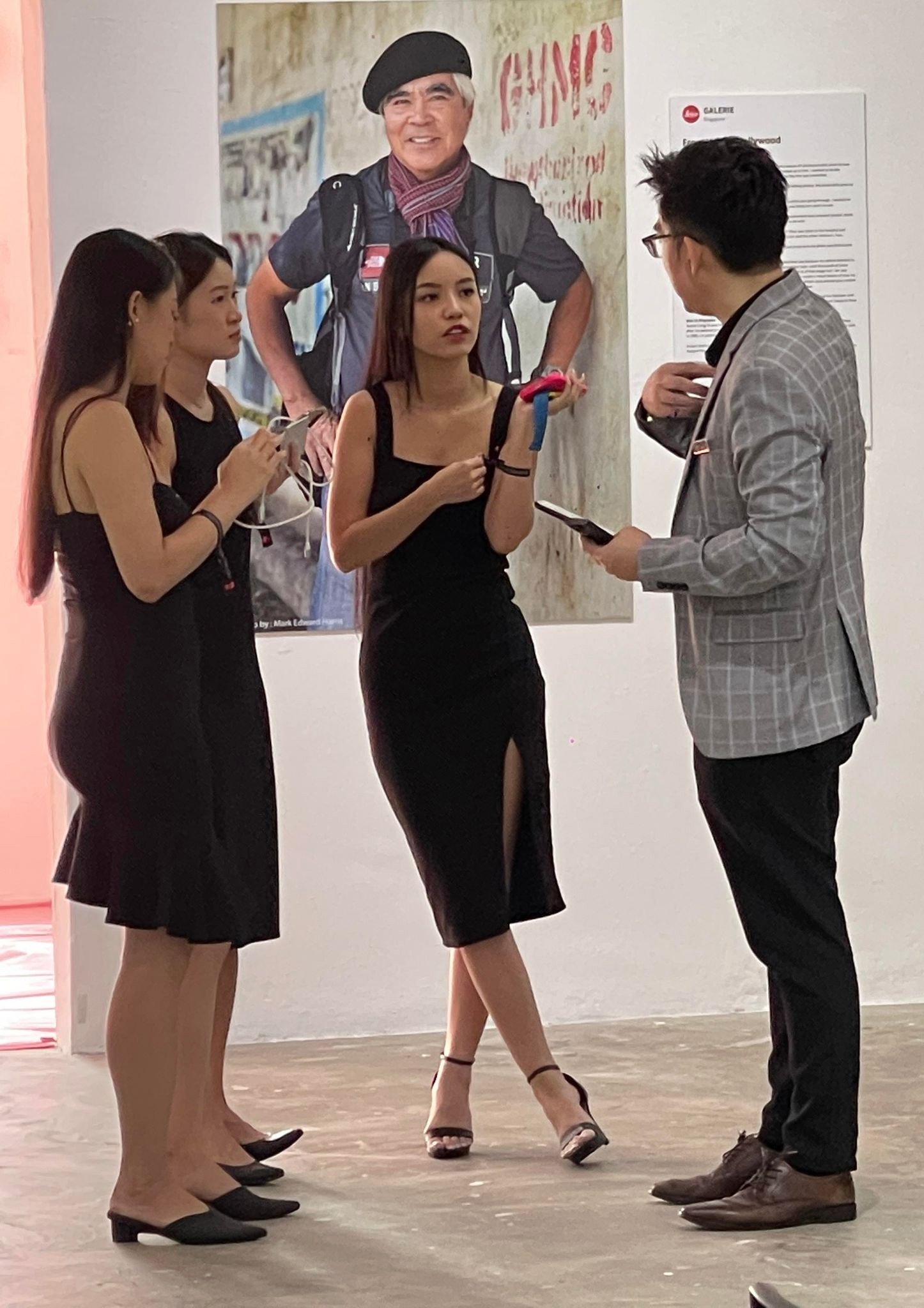 Triển l&atilde;m ảnh Nick &Uacute;t từ địa ngục đến Hollywood tại Singapore - Ảnh 4.