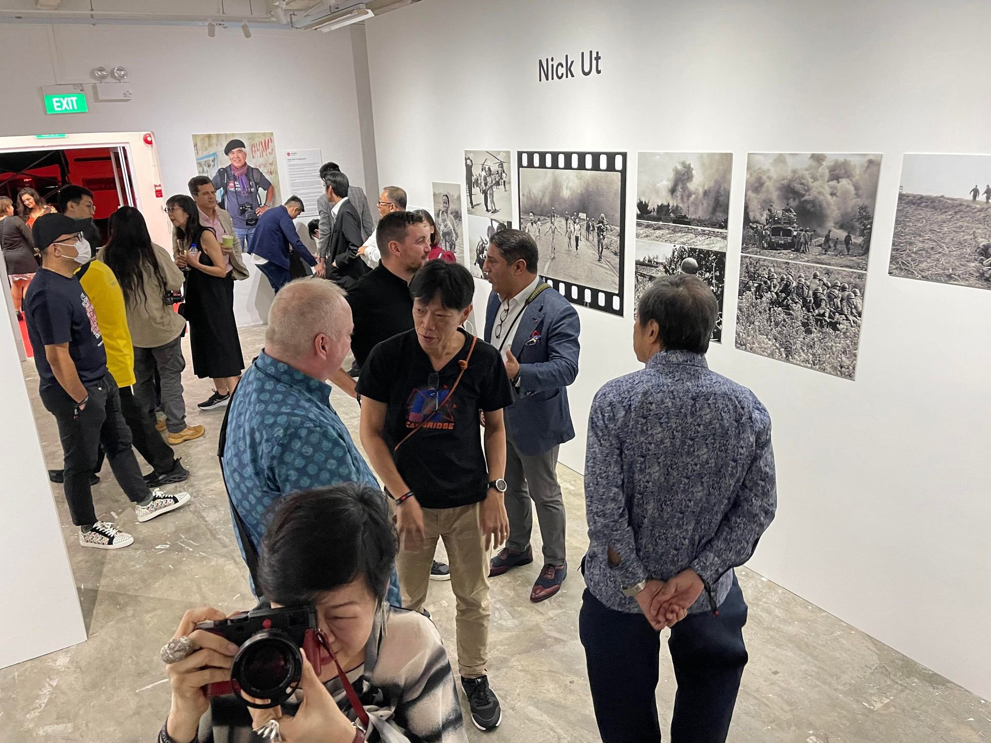 Triển l&atilde;m ảnh Nick &Uacute;t từ địa ngục đến Hollywood tại Singapore - Ảnh 3.