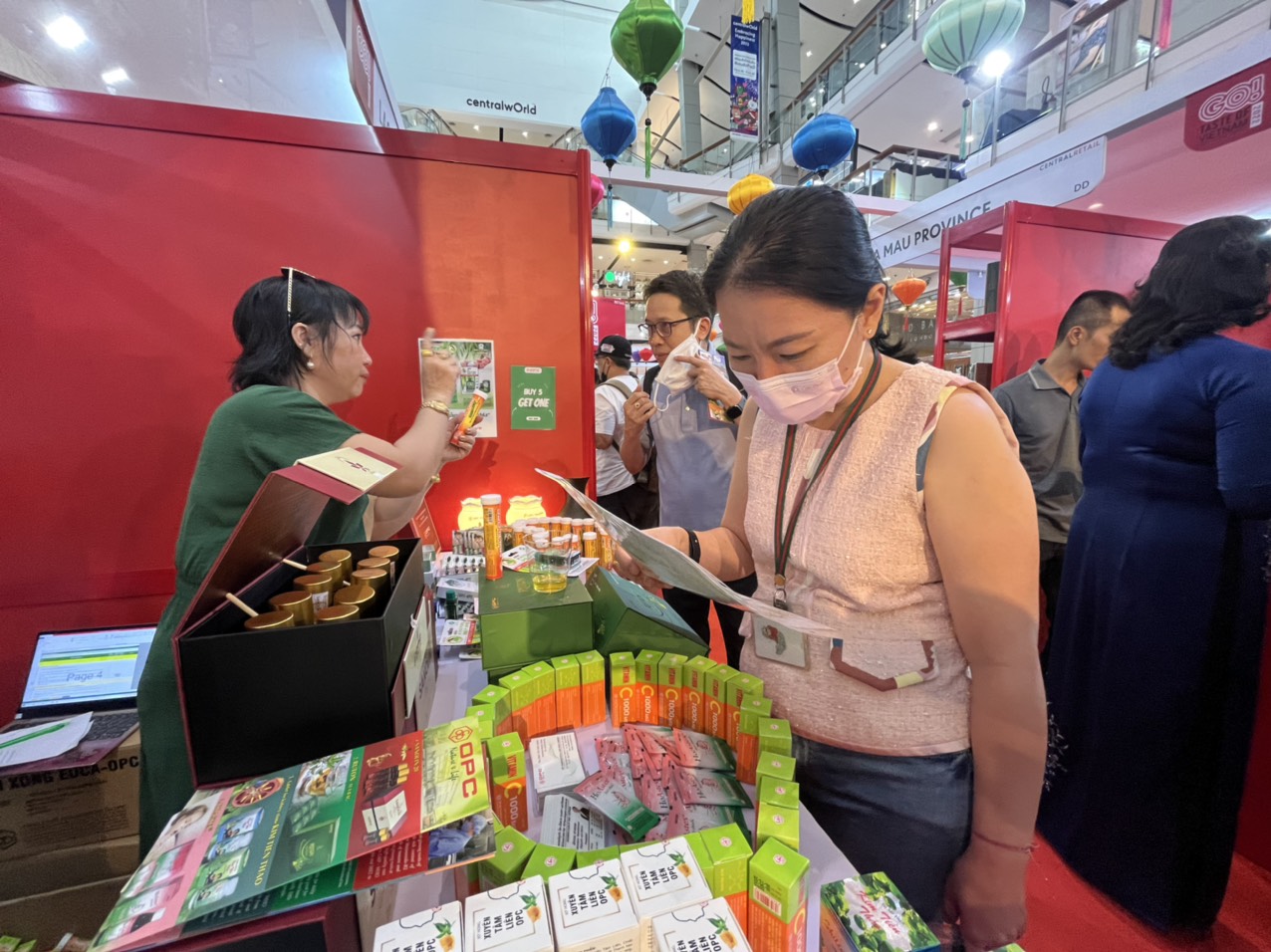 Gian h&agrave;ng Việt Nam ở Th&aacute;i Lan nhộn nhịp kh&aacute;ch - Ảnh 1.