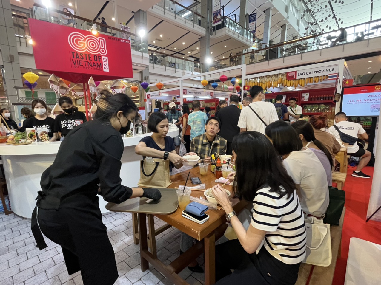 Gian h&agrave;ng Việt Nam ở Th&aacute;i Lan nhộn nhịp kh&aacute;ch - Ảnh 2.