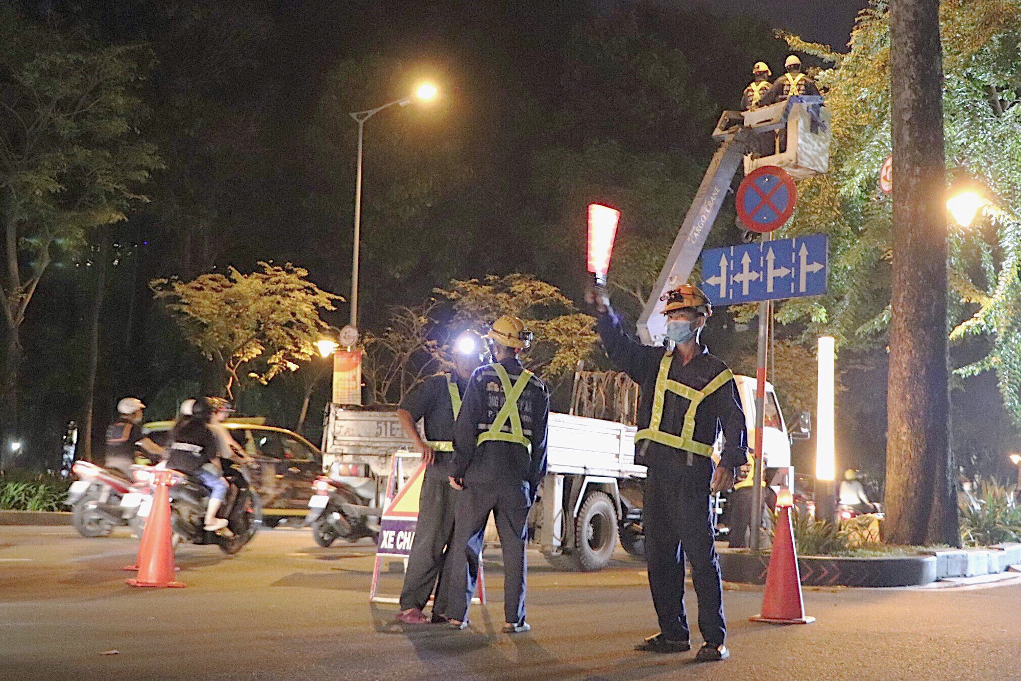 H&igrave;nh ảnh xuy&ecirc;n đ&ecirc;m cắt nh&aacute;nh c&acirc;y ở TP HCM - Ảnh 1.