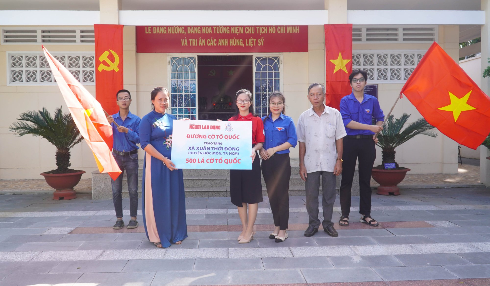 Thực hiện Đường cờ Tổ quốc tại huyện H&oacute;c M&ocirc;n - Ảnh 1.