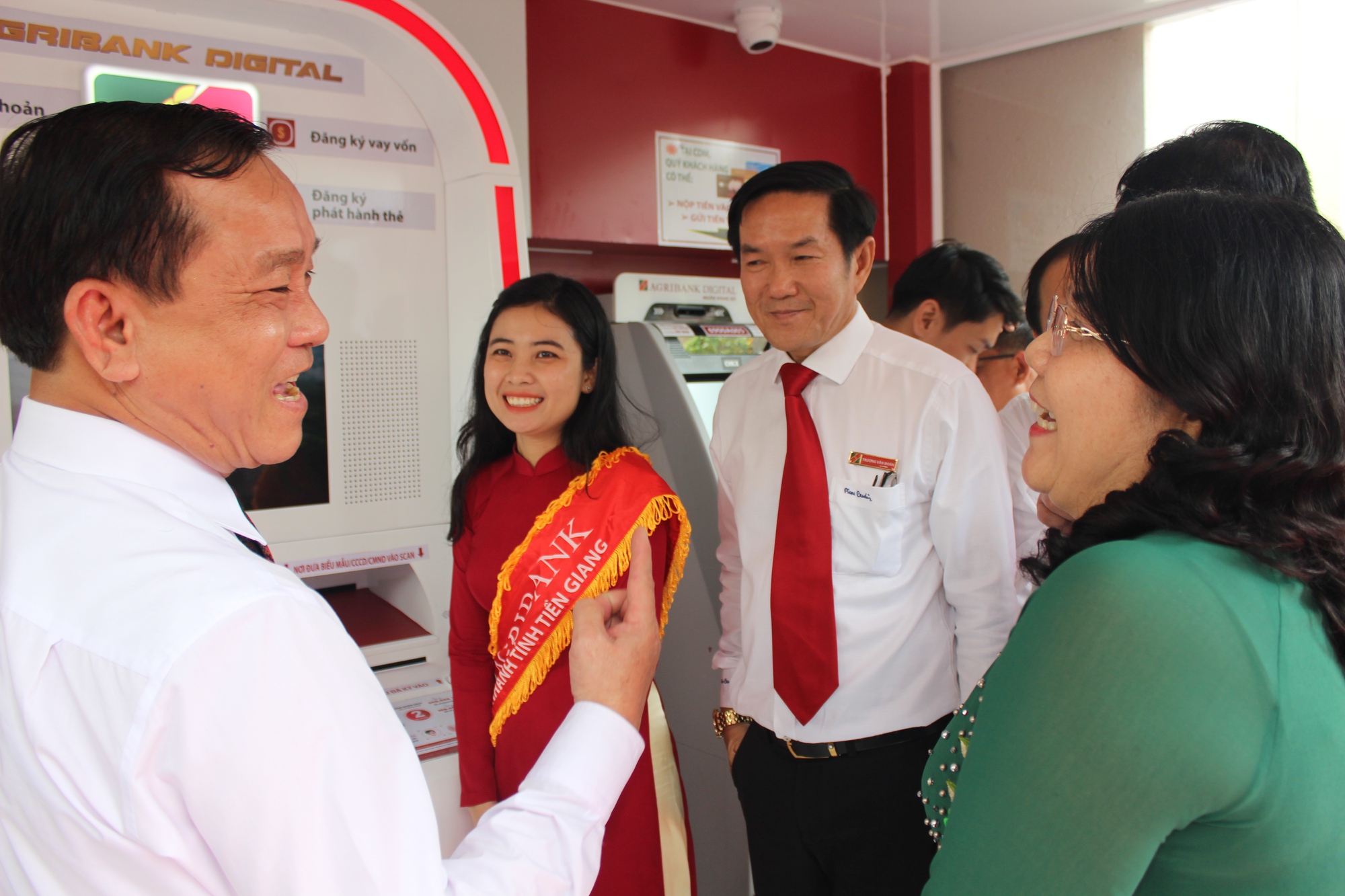 Agribank đưa v&agrave;o hoạt động ng&acirc;n h&agrave;ng số đầu ti&ecirc;n tại Tiền Giang - Ảnh 4.