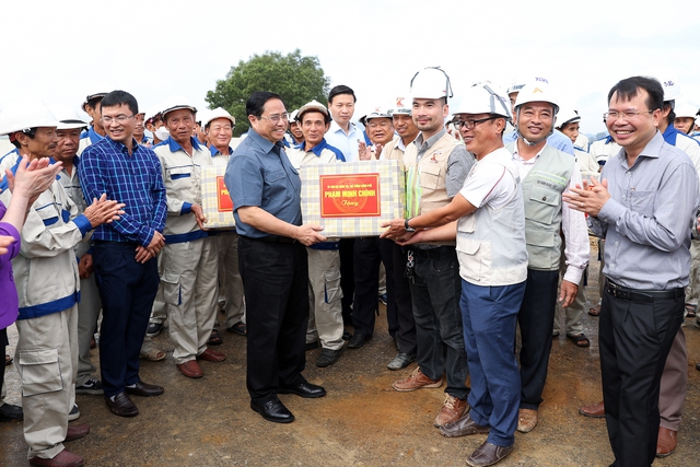 Thủ tướng Phạm Minh Chính phát động phong trào thi đua đặc biệt phát triển kết cấu hạ tầng - Ảnh 3.