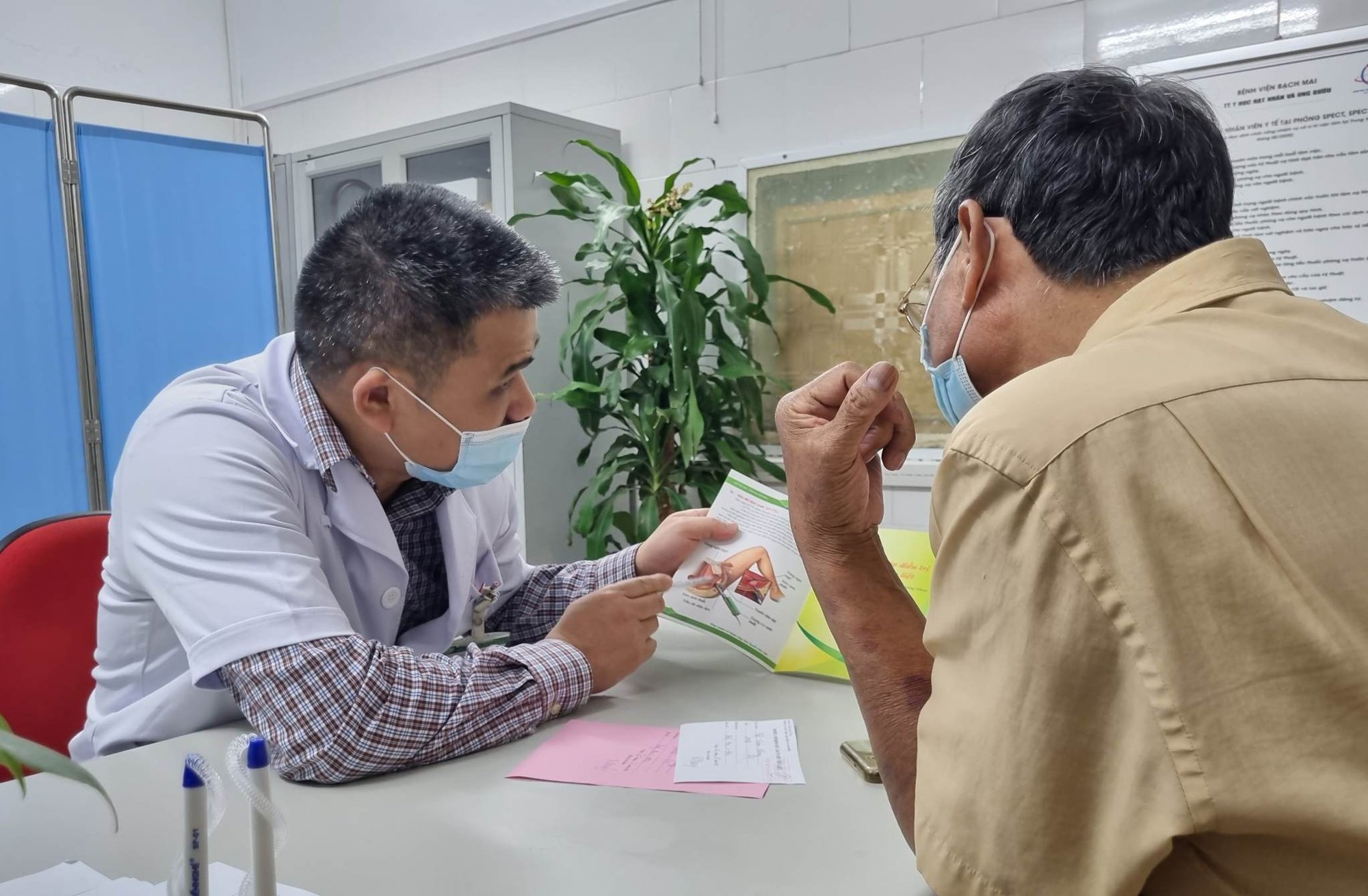 V&igrave; sao hơn 80% nam giới mắc ung thư tuyến tiền liệt ph&aacute;t hiện muộn? - Ảnh 1.