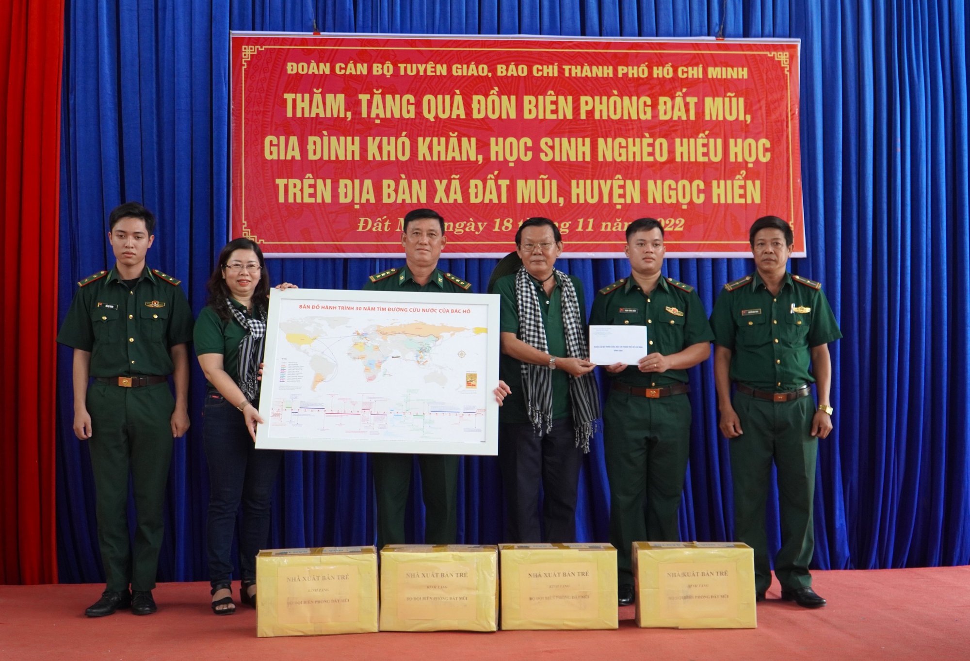 Đo&agrave;n c&aacute;n bộ tuy&ecirc;n gi&aacute;o, b&aacute;o ch&iacute; TP HCM tặng 100 phần qu&agrave; cho v&ugrave;ng Đất Mũi - Ảnh 4.