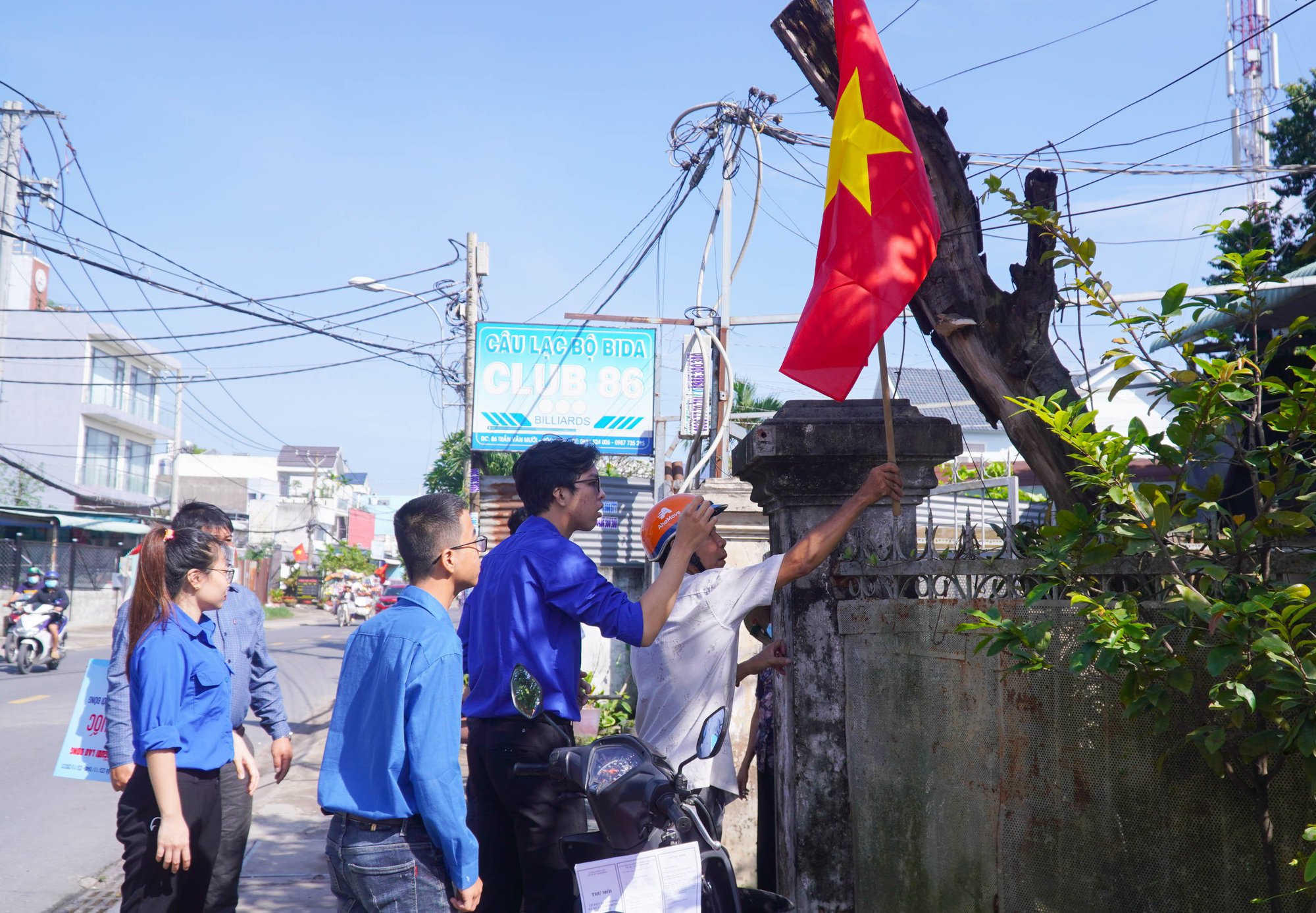 Thực hiện Đường cờ Tổ quốc tại huyện H&oacute;c M&ocirc;n - Ảnh 4.