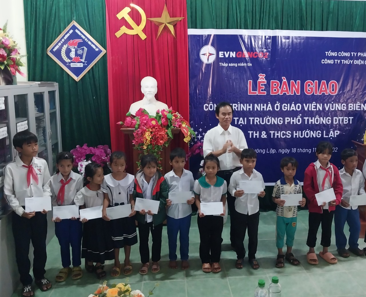 Bàn giao nhà công vụ cho giáo viên vùng biên giới Quảng Trị - Ảnh 3.