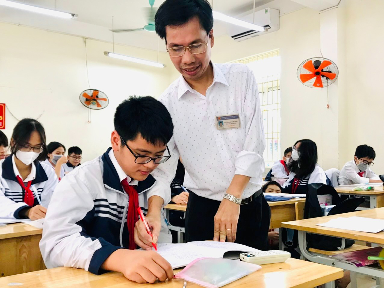 40 năm Ng&agrave;y Nh&agrave; gi&aacute;o Việt Nam: To&agrave;n t&acirc;m thắp l&ecirc;n t&igrave;nh y&ecirc;u tri thức - Ảnh 2.