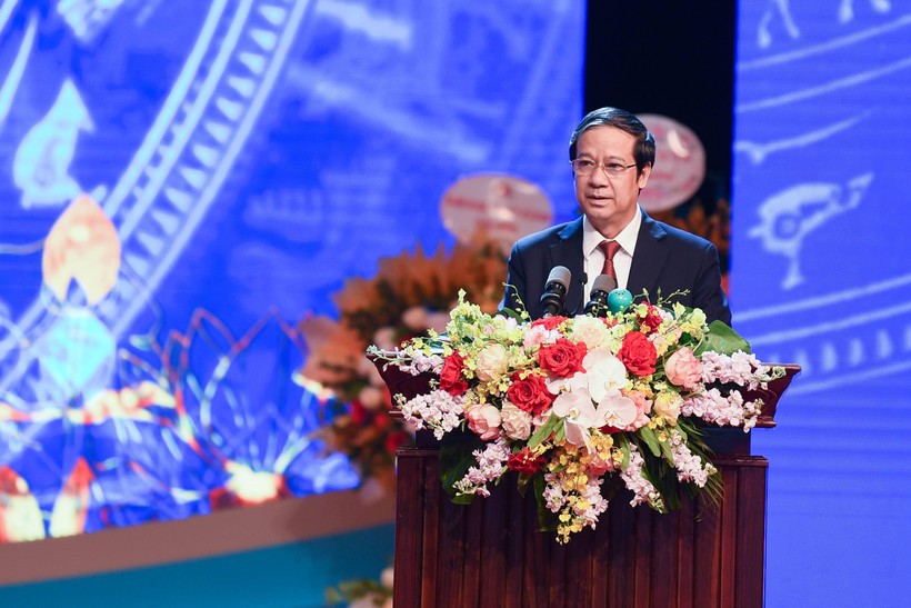 Thủ tướng: C&aacute;c thầy c&ocirc; phải l&agrave; tấm gương s&aacute;ng về t&igrave;nh y&ecirc;u thương, sẻ chia v&agrave; tr&aacute;ch nhiệm - Ảnh 4.