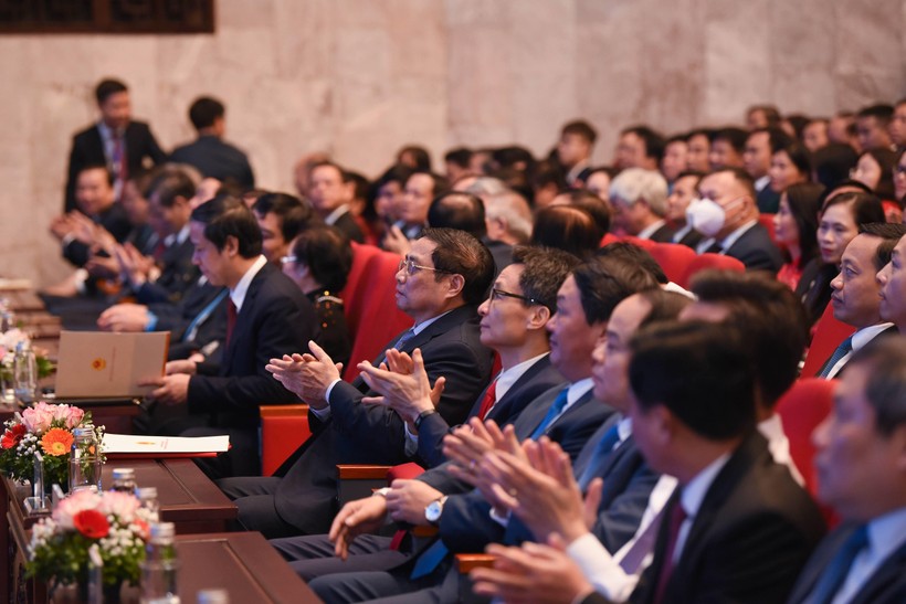 Thủ tướng: C&aacute;c thầy c&ocirc; phải l&agrave; tấm gương s&aacute;ng về t&igrave;nh y&ecirc;u thương, sẻ chia v&agrave; tr&aacute;ch nhiệm - Ảnh 3.